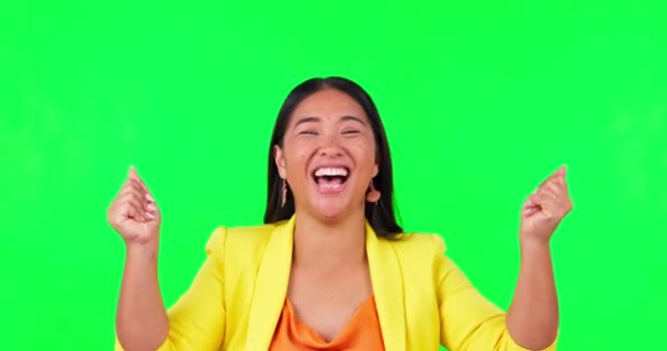 庆祝和快乐的女人面对在工作室与奖金 新闻或促销 销售或折扣的模拟背景 肖像画 微笑和亚洲女人的胜利庆祝即将到来的宣传 — 图库视频影像