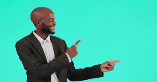 Cara Hombre Negro Feliz Apuntando Espacio Maqueta Para Publicidad Reclutamiento — Vídeos de Stock