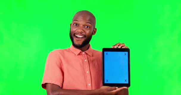 Šťastný Černoch Tablet Modelovat Prostor Zelenou Obrazovkou Chroma Klíčem Pro — Stock video