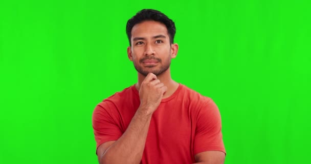緑の画面 スタジオで質問 答えやモックアップの背景にアハ式で考える男 アイデア 計画や解決 絵文字や問題解決となぜ 混乱し アジアの男の肖像画 — ストック動画