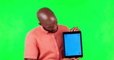 Siyah adam, tablet ve kafa karışıklığı reklam için yeşil ekran ve krom anahtarla taklit edin. Genç erkek kişi, portre ve dijital teknoloji ile sosyal medya duyurusu ve teknoloji ile gülümseme.