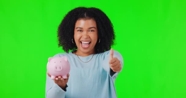 Zielony Ekran Twarz Kobiety Świnka Bank Kciukami Góry Budżet Sukces — Wideo stockowe
