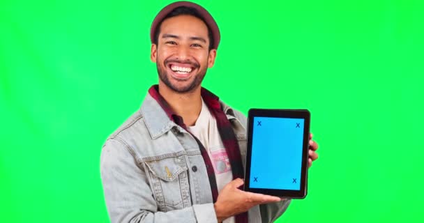 スタジオを背景にした広告のための幸せなアジア人男性 タブレットのモックアップと緑の画面 ソーシャルメディアやモックアップスペース上のマーカーを追跡する男性の笑顔 ショーや技術アプリの肖像画 — ストック動画