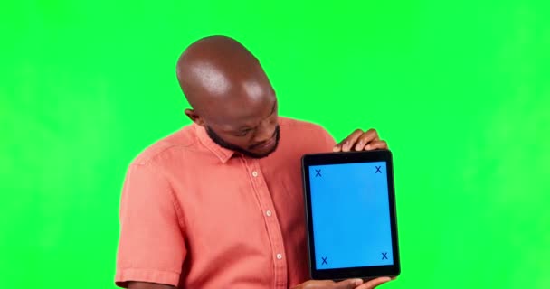 Czarny Człowiek Tablet Myląca Makieta Zielonym Ekranem Kluczem Chroma Reklamy — Wideo stockowe