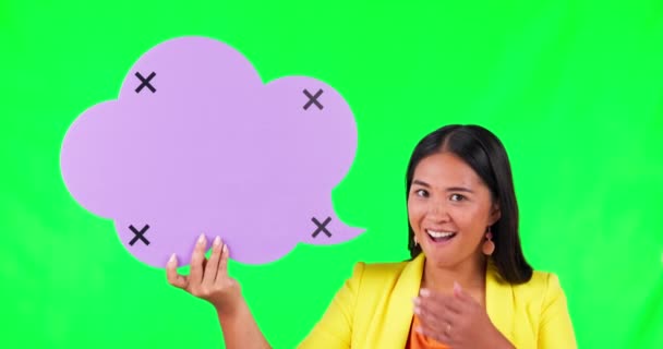 绿色屏幕 语音泡沫和令人赞叹的女人面对与跟踪标记在工作室的预告片的模拟背景 用Faq 反馈和语言翻译亚洲女性的空间 海报和肖像 — 图库视频影像