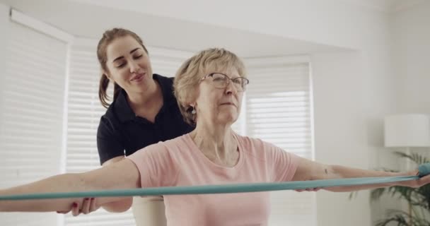 Senior Patiënt Fysiotherapeut Stretching Met Resistentie Band Voor Revalidatie Fysiotherapie — Stockvideo