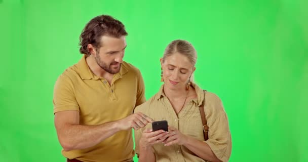 Green Screen Travel Couple Smartphone Connection Direction Studio Background Tourist — Stock Video
