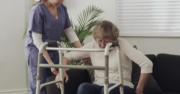Mujer Mayor Caminante Enfermera Hogar Ancianos Ayudando Jubilación Para Bienestar — Vídeos de Stock