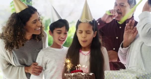 Amore Famiglia Festa Compleanno Ragazza Felicità Con Gioia Torta Eccitati — Video Stock