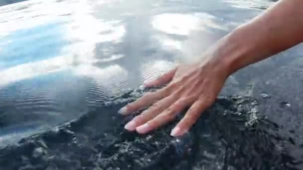 Fechar Oceano Férias Mão Água Para Felicidade Relaxar Sentir Mar — Vídeo de Stock