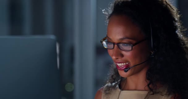 呼叫中心 客户服务和黑人妇女在夜间联系 建议和帮助客户在办公室 网络和妇女顾问 负责社区支助 咨询和电话推销 — 图库视频影像