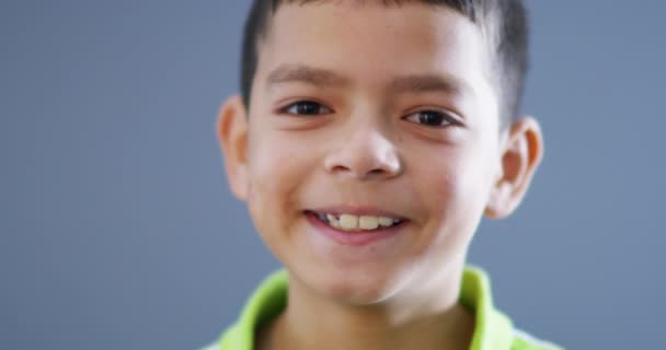 Tvář Šťastný Chlapec Latino Úsměv Modrém Pozadí Veselý Nebo Vzrušený — Stock video