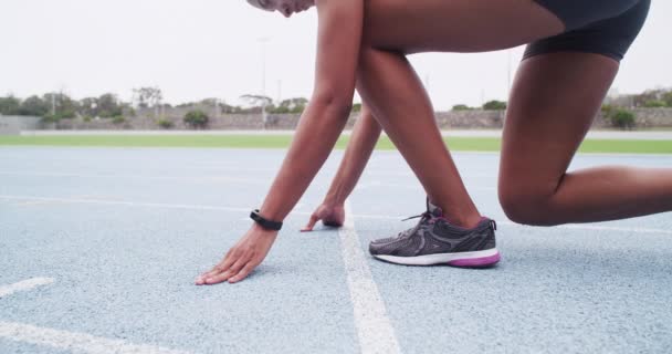 Kadınlar Bacaklar Koşu Için Başlangıç Çizgisi Spor Kardiyo Stadyum Pistinde — Stok video
