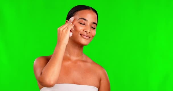 快乐的女人 绿色的屏幕和面部辊按摩 美观的皮肤护理和排毒皮肤科工作室背景 淋巴引流的女性模型 水晶石器及面部美容品 — 图库视频影像