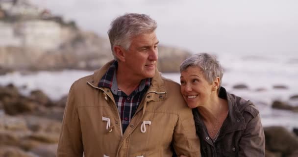 Pasangan Senior Berjalan Dan Pantai Dengan Tertawa Dan Pernikahan Luar — Stok Video