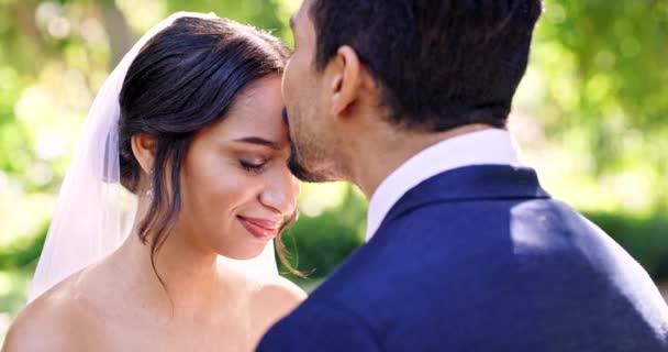 Pernikahan Pengantin Berciuman Taman Untuk Perayaan Cinta Kasih Sayang Dan — Stok Video