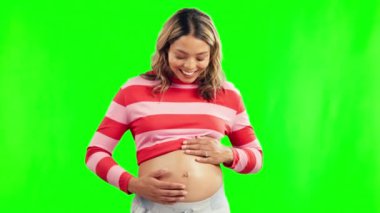 Yeşil ekran, aşk ya da mutlu hamile kadın stüdyosunda vücut sağlığı ya da gelişimi için çalışıyor. Hamilelik, gülümseme ya da bebek büyümesi için karnını ya da karnını tutan heyecanlı bir anne..