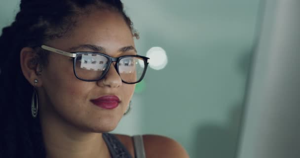 办公室里有女性面孔的微笑 眼镜和电脑 用于平面设计 规划和网站建设 为创新 研究和创业 夜间与女雇员进行技术 互联网和品牌宣传 — 图库视频影像