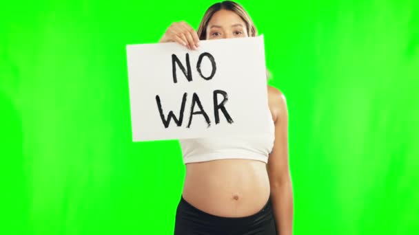 妊娠中の女性 抗議やモックアップの背景にメッセージのための緑色の画面上の戦争標識や看板はありません クロマキーに抗議するためのポスター 紙又はプラカードと女性の人や活動家の肖像 — ストック動画