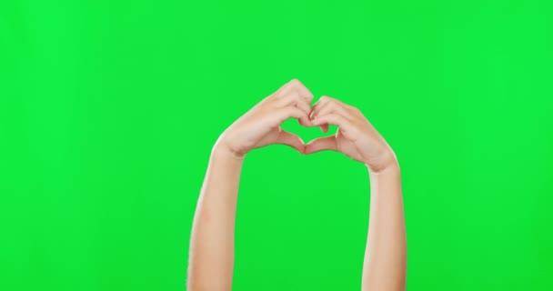 在绿色屏幕上的人 手和心脏标志 用于爱情 护理或在工作室背景下做广告 在铬合金模型上显示爱心符号 形状或同情图标的儿童或小孩的手 — 图库视频影像