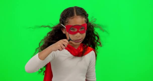 ハロウィンやミッションのためのスーパーヒーローの衣装とスタジオで検索 緑の画面と女の子の子供 クロマキー背景によって隔離された調査でガラスを拡大し 遊び心と若い子供モデル — ストック動画