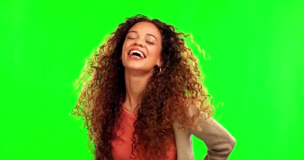 スタジオの背景に立ったファッションのための緑の画面上の幸せな女性 髪と笑顔 服やモックアップへの信頼のための喜びの幸福で笑顔女性の肖像画 — ストック動画