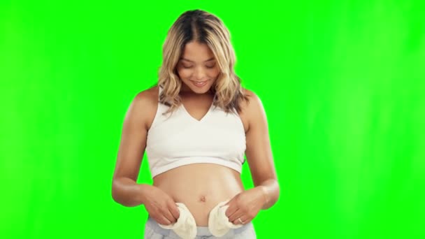 Babyschuhe Glückliche Und Schwangere Frauen Die Auf Dem Grünen Bildschirm — Stockvideo