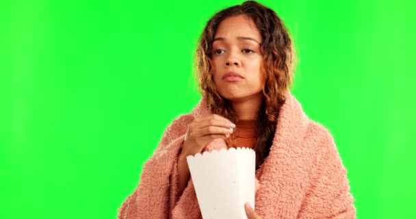 Smutna Kobieta Popcorn Kinie Zielony Ekran Jedzący Przekąski Filmowe Oglądający — Wideo stockowe