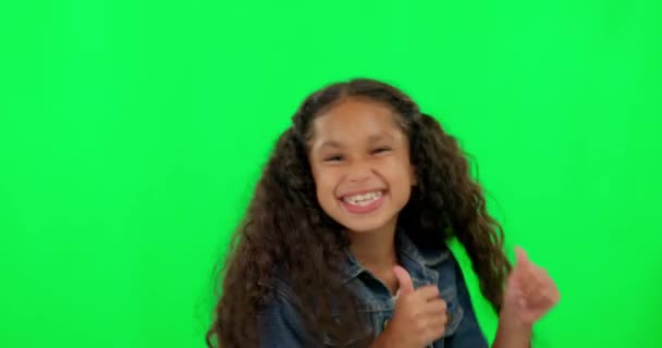 快乐的小女孩 在绿色的屏幕上跳舞和竖起大拇指庆祝胜利或庆祝在工作室的背景下 兴奋的女性 带着大拇指的动作跳舞的孩子 模仿中的符号或类似的东西 — 图库视频影像