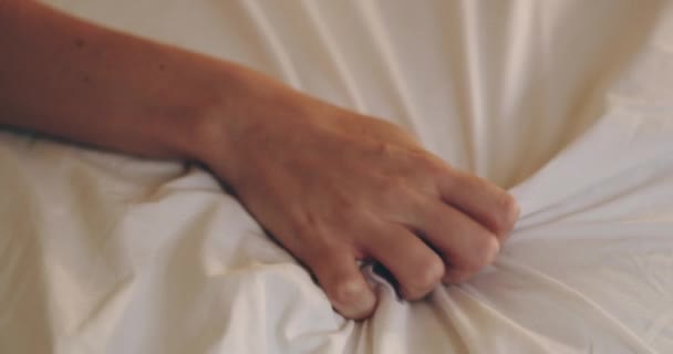 Erotic Mână Femeie Foaie Pat Acasă Dragoste Sex Într Dormitor — Videoclip de stoc
