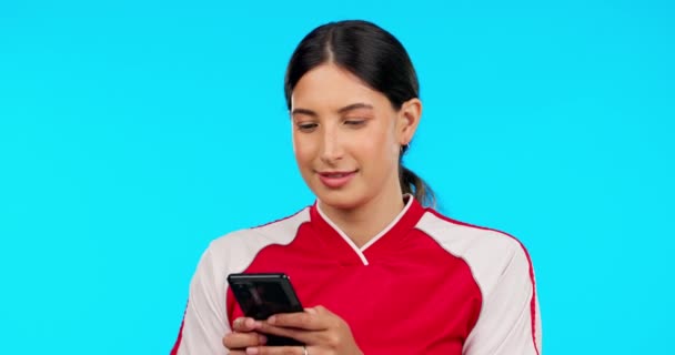 Divertido Teléfono Chica Leyendo Estudio Con Meme Redes Sociales Sonrisa — Vídeos de Stock