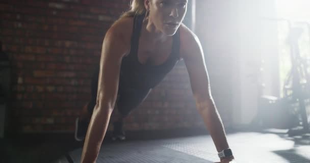 Fitness Push Meisje Fitnesstraining Training Een Lichaamstraining Voor Uithoudingsvermogen Sterke — Stockvideo