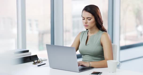 Stress Kopfschmerzen Und Geschäftsfrau Mit Laptop Büro Denken Oder Frustriert — Stockvideo