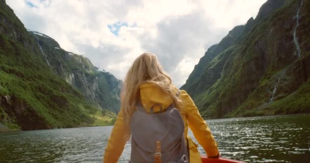 Лодка Свобода Природа Спина Женщины Природе Отдыха Туризма Приключений Путешествие — стоковое видео