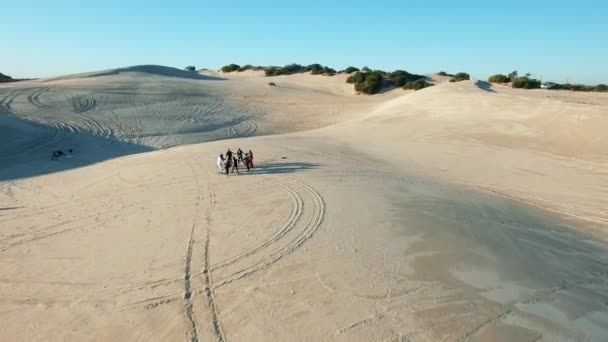 Pustynny Piasek Ludzie Bawią Się Drone Widok Lotu Ptaka Afrykańskiej — Wideo stockowe