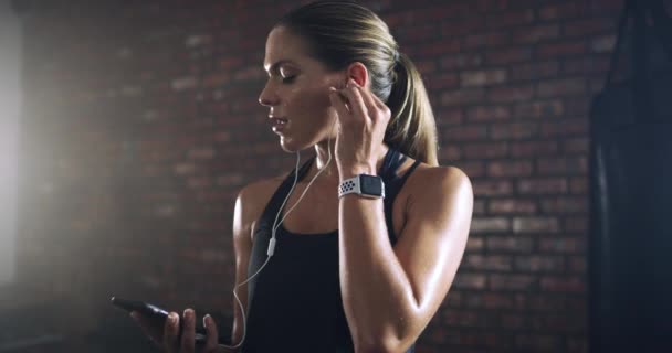 Muzyka Fitness Kobieta Siłowni Relaks Trening Wellness Pot Stres Ulgę — Wideo stockowe