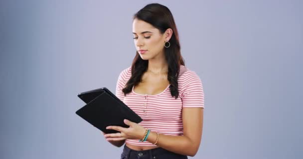 Studio Tablet Lykke Kvinde Skrive Søgning Internettet Online Shopping Læse – Stock-video