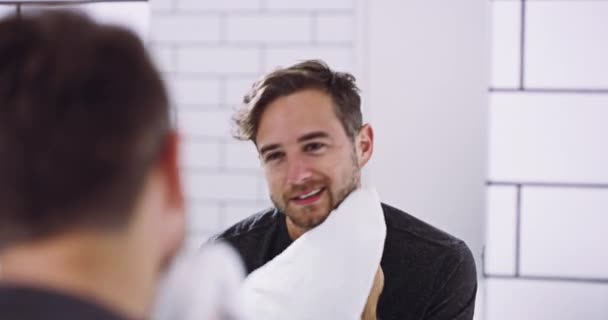 Spegel Rengöring Ansikte Och Man Med Handduk Grooming För Hudvård — Stockvideo
