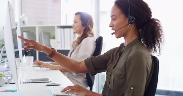 Hívóközpont Telefonhívás Boldog Ügyfélszolgálatnál Fülhallgatóval Számítógéppel Támogatással Crm Ügynökségnél Ügyfélszolgálat — Stock videók