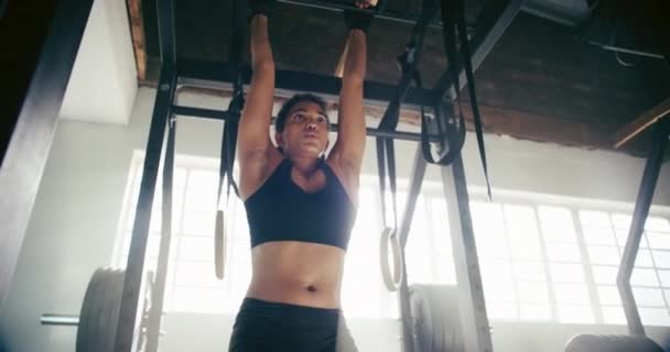 Fitness Podnosi Wiszące Nogi Lub Zmęczona Kobieta Treningu Treningu Lub — Wideo stockowe