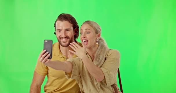 Παντρεμένο Ζευγάρι Τηλέφωνο Και Βιντεοκλήση Πράσινη Οθόνη Βέρα Φόντο Στούντιο — Αρχείο Βίντεο