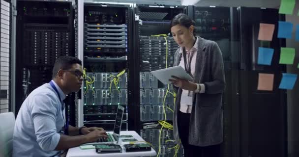 Команда Программистов Серверная Беседа Планирование Персонала Компьютерным Оборудованием Информационными Технологиями — стоковое видео