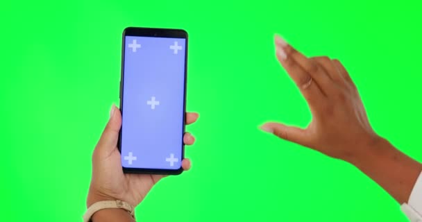 Kobieta Ręce Przeglądanie Telefonu Zielonym Ekranie Dla Mediów Społecznościowych Tle — Wideo stockowe