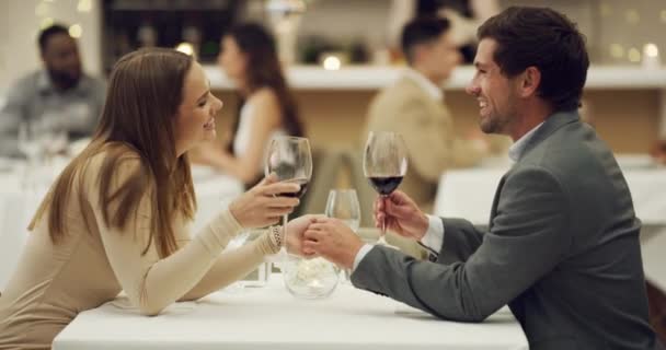 Hand Hand Proost Gelukkig Stel Restaurant Ter Viering Van Huwelijksverjaardag — Stockvideo