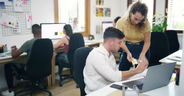 商人忙着工作 在现代化的办公室里一起工作 协同工作或协作 多样性或团队联网 以及同事或同事在工作站工作时得到支持或帮助 — 图库视频影像