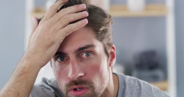 ストレスと失敗 危機と脱毛の問題を持つバスルームでの男の顔 はげスポット 脱毛症や頭皮 擦り傷や問題のための心配男性チェックヘッドのヘアライン 不安や肖像画 — ストック動画