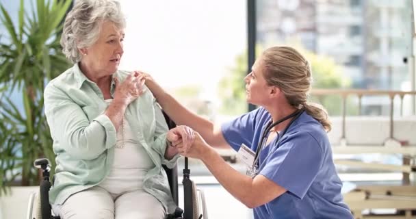 Krankenschwester Mit Seniorin Rollstuhl Für Unterstützung Hilfe Und Pflegedienst Pflegeheim — Stockvideo