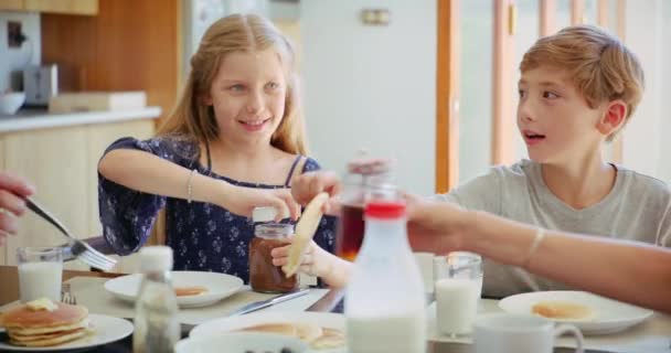 食物和家庭早餐在一个家庭的早晨 带着快乐和粘合 餐桌和饥饿的幼儿在一起 与年轻人和煎饼一起 对照顾和营养感到快乐 — 图库视频影像