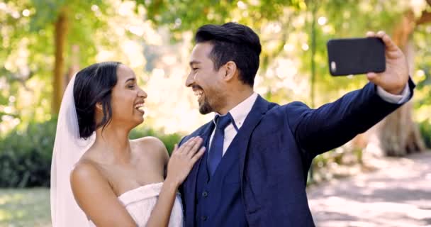 Щасливе Весілля Наречений Наречений Селфі Парку Особлива Пам Ять Святкування — стокове відео