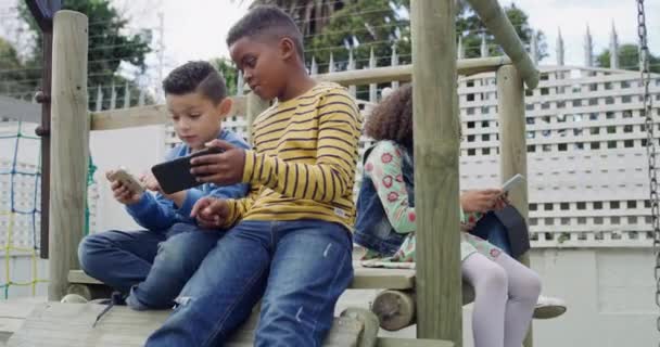 Kinderen Speeltuin Vrienden Met Telefoon Spelletjes Glimlach Met Video Meme — Stockvideo